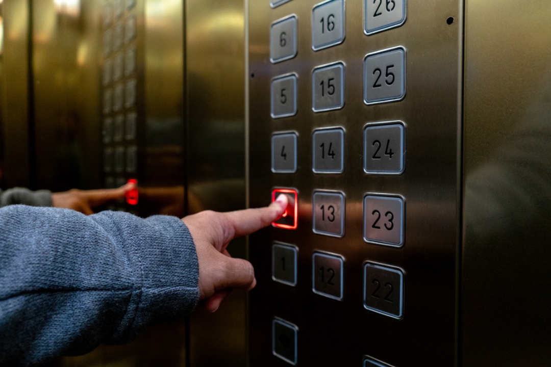 ¿HAY OBLIGACIÓN DE INSTALAR UN ASCENSOR SI LO PIDE UN SOLO VECINO?
